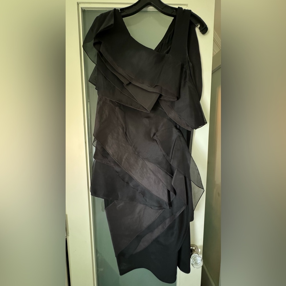 Chic Donna Karan evening Dress Womens size 6 Black organza layered V neck.